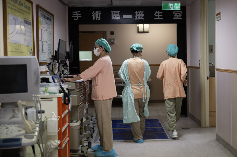 護理師在產房穿梭忙碌,支撐著產科日常的運作。黃建霈認為,醫師扎實技能與團隊合作同樣重要,只有靠經驗與專業的傳承,才能在危急時刻守護母嬰安全。(攝影/楊子磊)