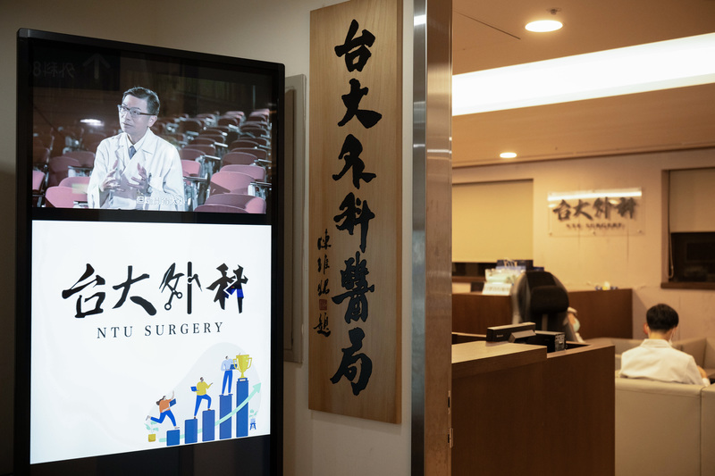 陳晉興因熱愛外科而選擇這條路,為喚起年輕世代對外科熱忱,他已連續3年拍攝台大外科招生影片,並將台大外科醫局作為住院醫師的休息空間。(攝影/楊子磊)
