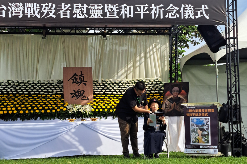 2025年9月7日,年近百歲的廖淑霞戰時響應從軍號召成為看護婦,於「二戰台灣戰歿者慰靈暨和平祈念儀式」上以日語致意。(攝影/阿潑)