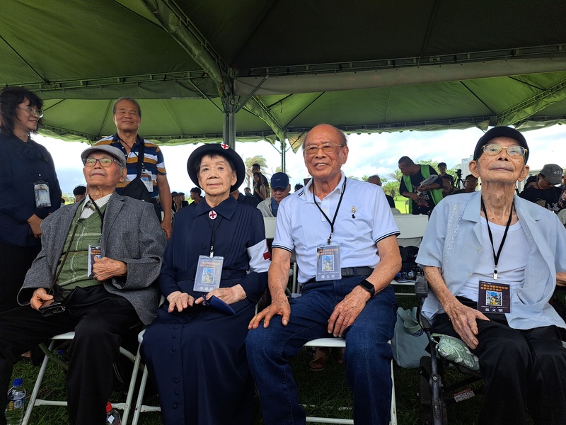 近百歲的看護婦廖淑霞(右3)、超過90歲之齡的日本海軍特別志願兵陳金村(右2)、高座少年工葉文懷(右1)與破百歲的陸軍軍屬楊馥成(左1),出席「二戰台灣戰歿者慰靈暨和平祈念儀式」,皆坐在第一排貴賓席。(攝影/阿潑)