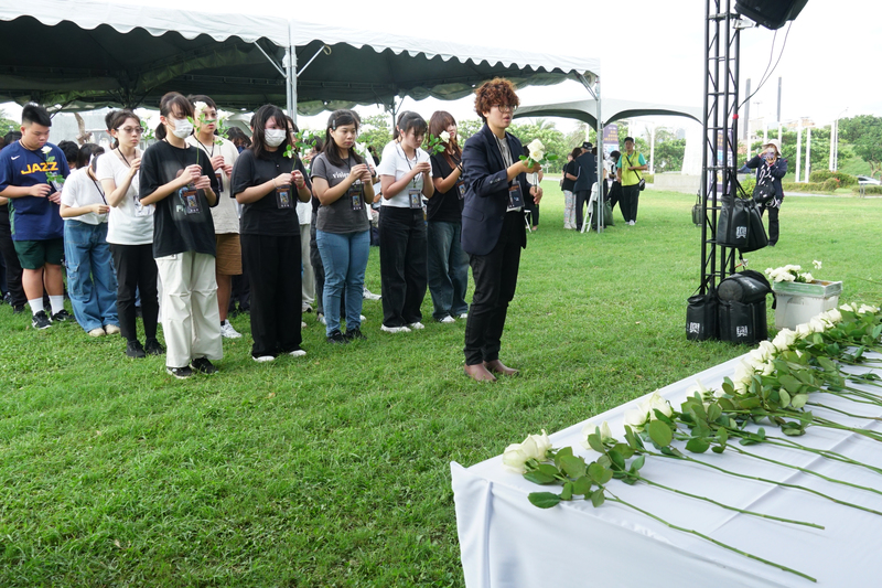 9月7日,溪湖高中公民老師高珮華帶領學生參加二戰戰歿者慰靈祭,和80年前的少男少女見面,也間接走入歷史現場,讓年輕世代得到不少刺激與反思。(照片提供/戰爭與和平紀念公園主題館)