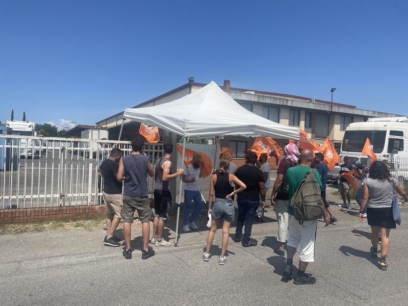 2024年7月，一家位於普拉托和佛羅倫斯中間的物流倉庫前的糾察線。（照片提供／張涵露）