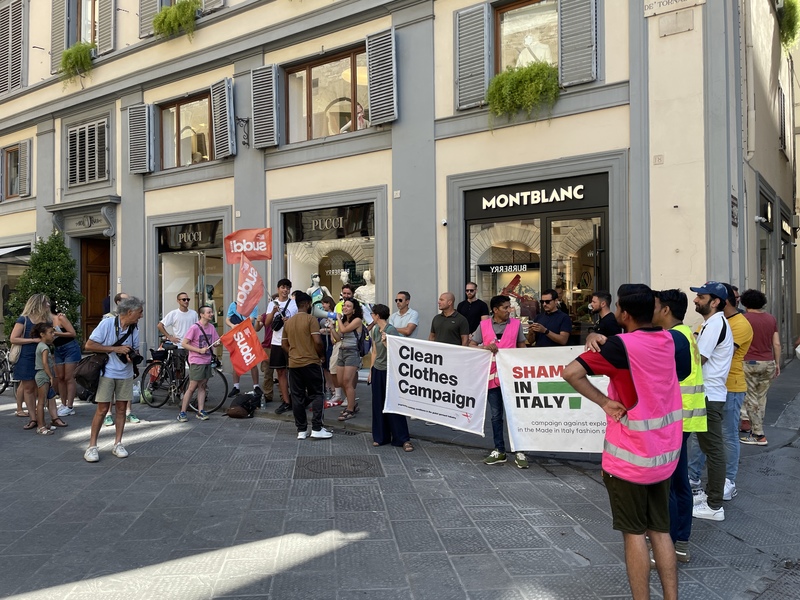 SUDD Cobas工會與工人聯合全球性行動網絡「Clean Clothes Campaign」，在佛羅倫斯Montblanc專賣店門口示威抗議。（照片提供／張涵露）