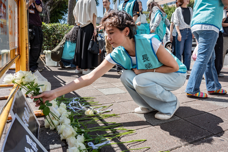 10月15日上午,桃園市空服員職業工會、長榮航空企業工會成員於立法院前舉行記者會表達訴求,並以白玫瑰悼念離世的長榮空服員。(攝影/陳曉威)