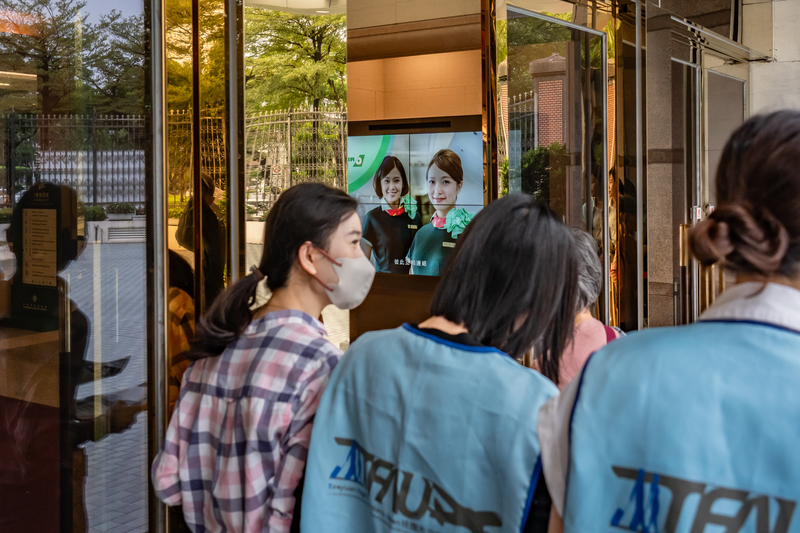 10月23日起3天,空服員工會成員在張榮發基金會門口發送訴求文宣給來領取報名資料的馬拉松跑者。(攝影/陳曉威)