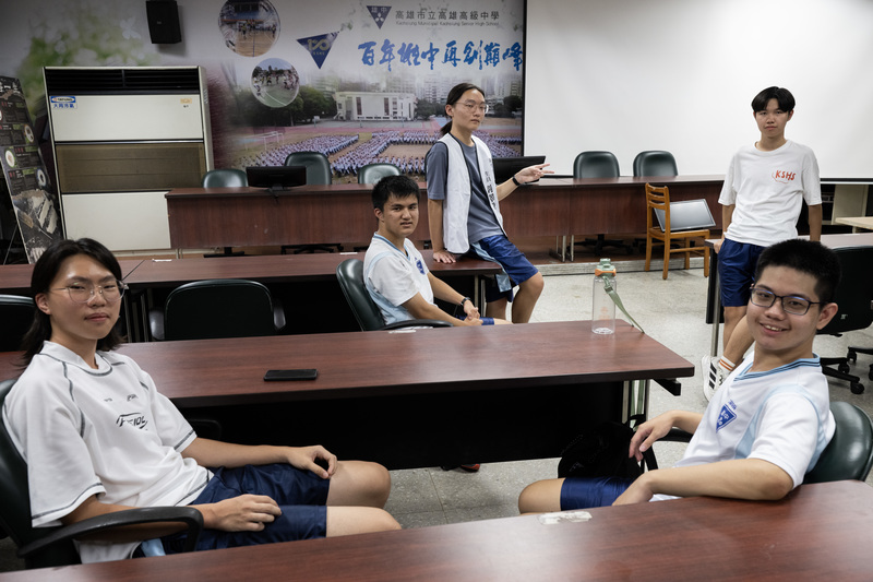 高雄中學成為全台首個修法確立黨團協商、實踐過校園內的罷免案的學校。圖為準備競選學生議會議員的林子右(左起)、學生議會議長郭旻宗、學生議會副議長劉澤毅、預備競選學生議會議員的許靖杰、純情無私奉獻黨創辦人楊穆承在議場合影。(攝影/楊子磊)