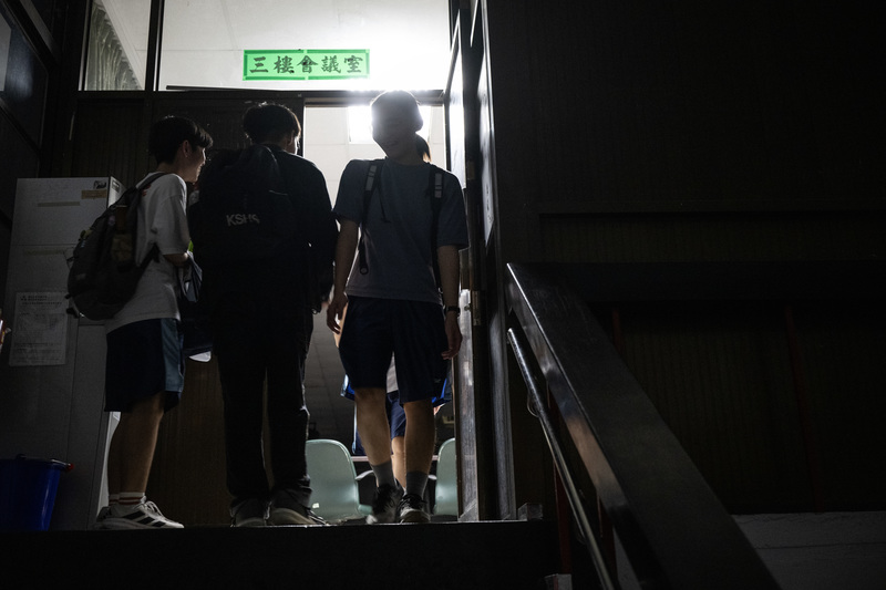 學生政黨如今在台灣各地綻放,面貌各異的政治組織如同民主政治的雛形,是學生們在沒有包袱下的嘗試。圖為夜晚時分學生議會的成員們步出高雄中學的議場。(攝影/楊子磊)