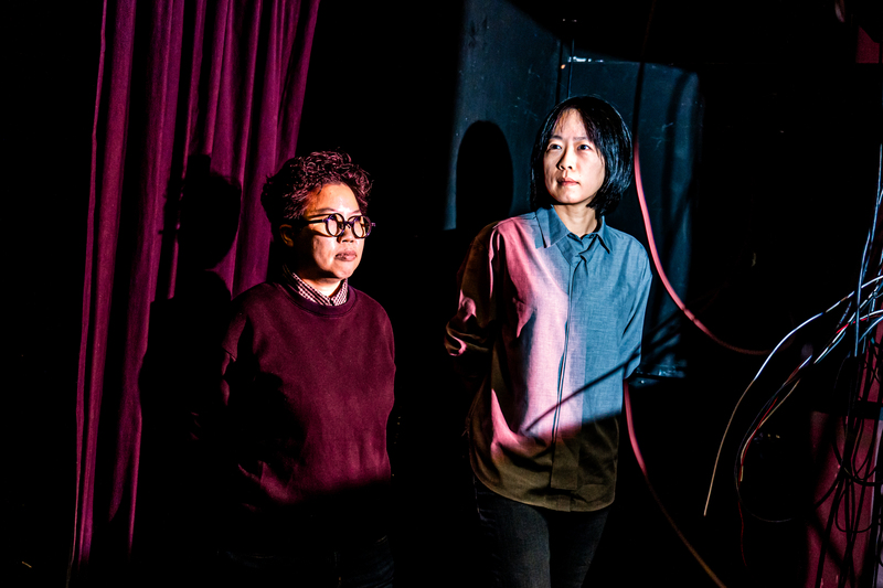 視覺藝術家區秀詒(左)、劇場導演陳侑汝(右)共同主創《K與龐蒂的神祕降靈》,以燈光、聲響、投影創造劇場裡的降靈會,探索匯聚自身的歷史遺緒。(攝影/陳曉威)