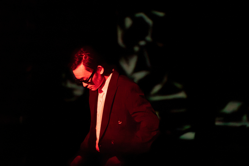 劇場演員周家寬飾演Mr. Loke,以20世紀馬來西亞華裔電影大亨陸運濤為角色原形,作為藝術家思索身分認同、後殖民處境的「非我之鏡」。(攝影/陳曉威)