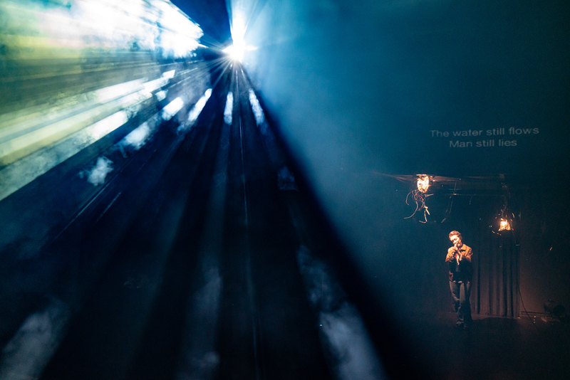 變換快速的投影,將劇場黑盒子切割成鬼影幢幢的降靈會。影像連結了生者與亡者,隱晦共享歷史的過去與當下。(攝影/陳曉威)