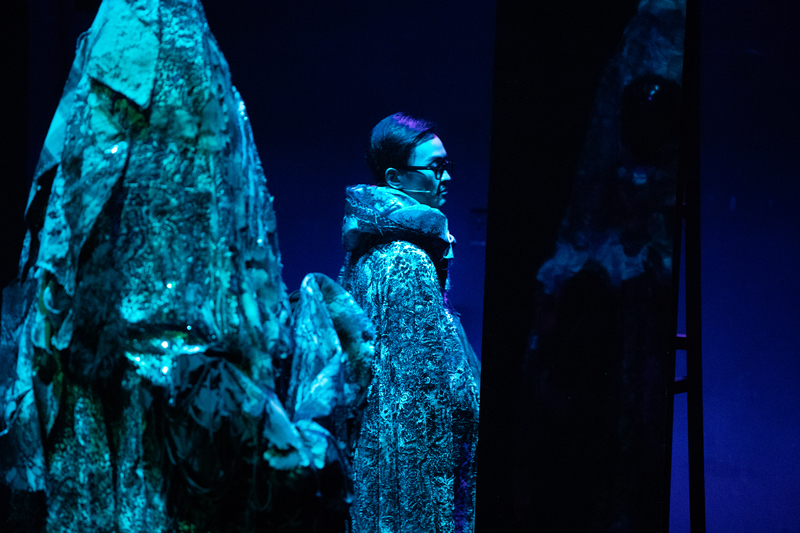 「一個角色不被允許談論,就會真的消失,不只消失在螢幕上,而是從我們的口中、從歷史中被抽走。」陸運濤旗下影業在1957年,也就是馬來亞脫離英國統治獨立那年,推出電影《吸血人妖》,讓馬來知名女鬼龐蒂雅娜首度躍上銀幕。電影膠卷後來神祕消失、龐蒂身影不復,誰還記得?(攝影/陳曉威)