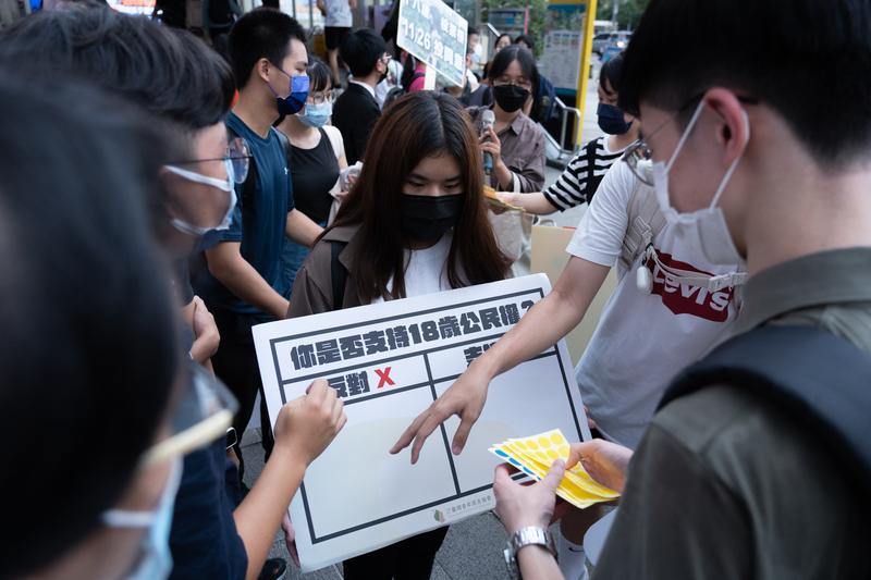 2015年立法院成立修憲委員會，因朝野對18歲公民權都有共識，民間團體開始優先嘗試以修憲推動此議題，最後於2022年舉辦修憲複決。圖為2022年8月18日傍晚，民間團體於台北市西門町進行街頭行動，宣傳修憲複決投同意。（攝影／陳曉威／資料照片）