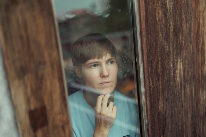 德國柏林XPOSED酷兒影展將策展視為社會行動，開拓多元品味，挑戰主流酷兒影像敘事。共同策展人梅勒．葛隆維格為2025年女性影展策劃「慾望狂想」短片單元，以影像衝擊觀者對性的恥感。（攝影／鄭宇辰）