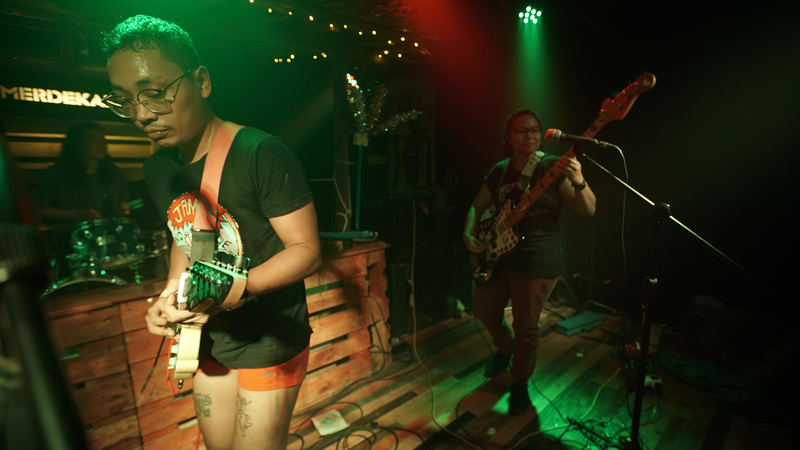 馬來西亞酷兒龐克樂團「Shh… Diam!」主唱Faris（前）以戲謔歌詞和粗獷表演，訴說酷兒遭壓抑、騷擾的處境。（圖片提供／女性影展）