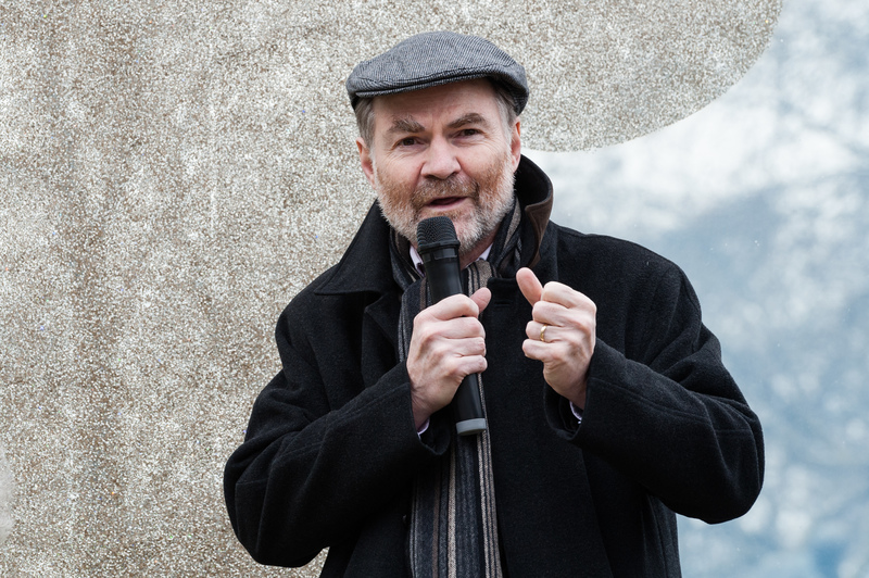 英國知名歷史學家賈頓艾許在2019年3月23日倫敦公園巷（Park Lane），向聚集的親歐盟民眾發表談話。當日數十萬人參與「將權利還給人民」（Put it to the People）遊行，要求英國政府就脫歐決定再次舉行公投。（攝影／Wiktor Szymanowicz／NurPhoto via AFP）