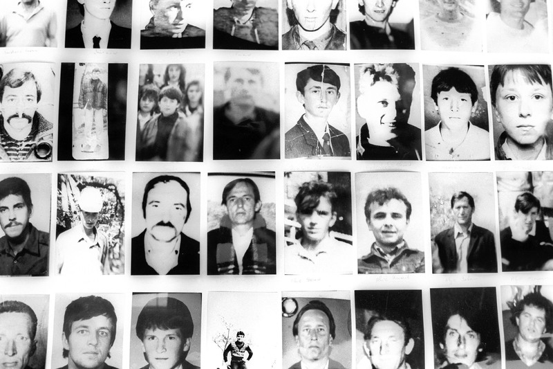 在波士尼亞與赫塞哥維納（Bosnia-Herzegovina）杜斯拉市（Tuzla）的「斯雷布雷尼察寡婦協會」（Srebrenica Widow's Association）辦公室內，懸掛著於斯雷布雷尼察失蹤男性的照片。1995年7月，塞族部隊攻陷這座穆斯林聚居的飛地後，約有超過7,000名男子遭處決並被掩埋於集體墓穴中。（攝影／Roger Lemoyne／Getty Images）