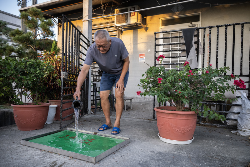 非洲豬瘟疫情發生後,豬農們對生物安全嚴格管控,大幅提升消毒頻率及規模。(攝影/楊子磊)