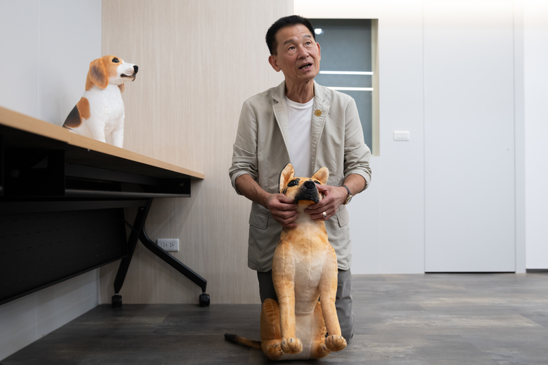 大動物獸醫師蕭火城持續在校教課,也為大動物看病。他分析,以現況而言,經濟動物獸醫師很難在牧場中扮演重要角色。(攝影/謝佩穎)