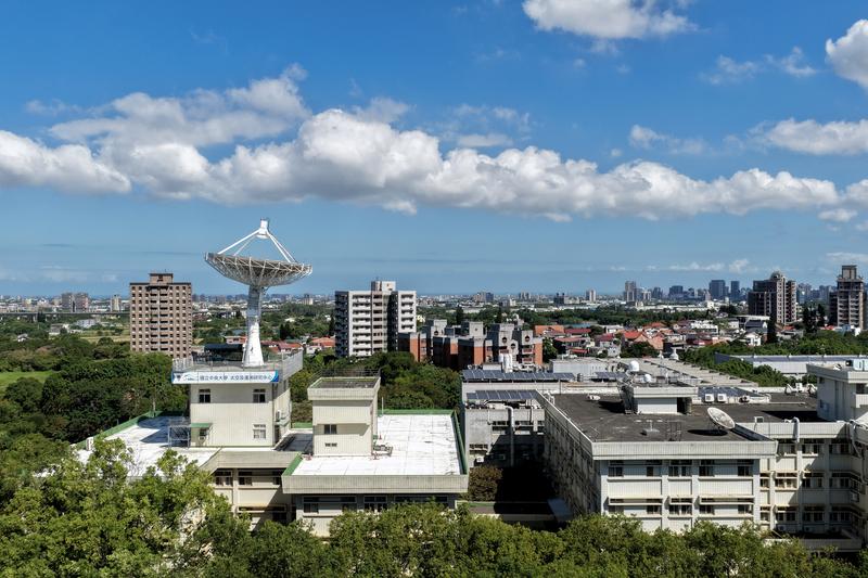 除了坐落新竹的國家太空中心之外,位於桃園中壢的中央大學資源衛星接收站頂樓也有接收天線,亦為「福衛五號」的接收站。(攝影/謝佩穎)
