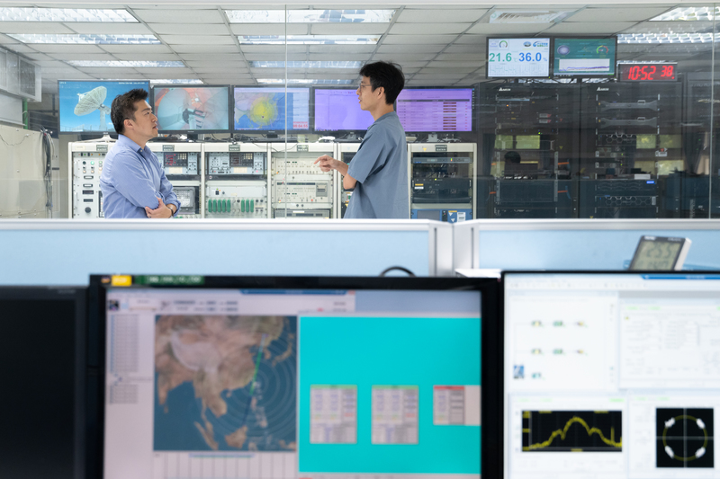 中央大學太空遙測中心接收站一隅,「福衛五號」正在傳送訊號。左為中央大學資源衛星接收站主持人曾國欣。(攝影/謝佩穎)