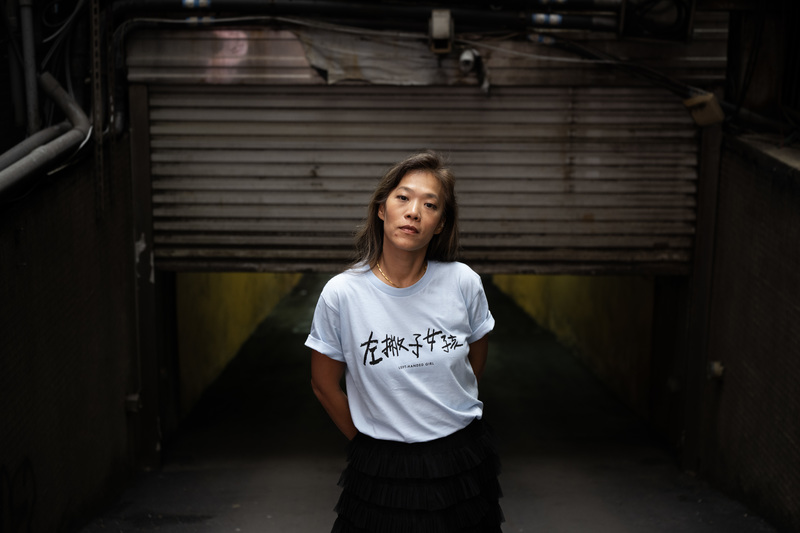 《左撇子女孩》導演鄒時擎融合自身童年回憶、親友經歷,拍出三代台灣女性衝破父權的笑淚交雜;累積25年全方位電影編導製作經歷,創造獨特影像語彙,將家庭小寓言推上國際影展大舞台。(攝影/楊子磊)