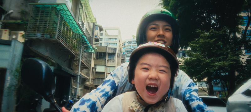 馬士媛(後)與葉子綺(前)《左撇子女孩》裡有許多騎乘機車的畫面,全片在台北市街頭取景,用機動性高的iPhone鏡頭,貼身捕捉演員情緒。(劇照提供/光年映畫)