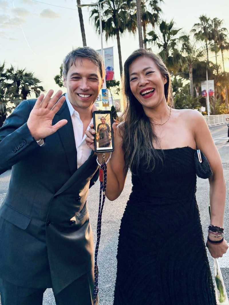 奧斯卡最佳導演西恩.貝克(Sean Baker,左)擔任《左撇子女孩》共同編劇、剪輯。他鼓勵鄒時擎(右)將「魔鬼手」童年回憶拍成電影。(圖片提供/光年映畫)