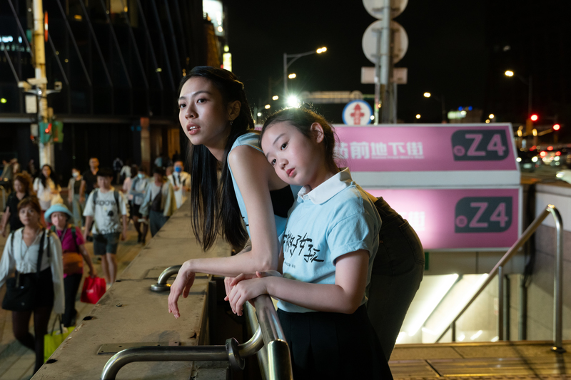 《左撇子女孩》演員馬士媛(左)、葉子綺(右)飾演姊妹花宜安、宜靜。(攝影/謝佩穎)