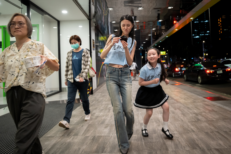 鄒時擎導戲會避免過多排練,強調演員直覺式的即興火花。馬士媛(中)與葉子綺(右)私下互動親密。(攝影/謝佩穎)