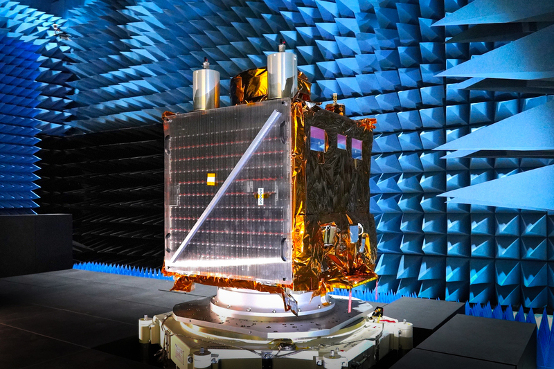 「福衛八號」計畫中的第一顆衛星「齊柏林衛星」(FS-8A)正在做EMC電磁相容測試。(圖片提供/國家太空中心)