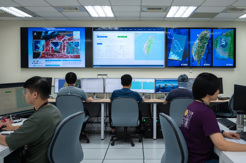 國家太空中心內的衛星影像處理中心,接收遙測衛星影像後進行處理再提供給國內外使用者。(攝影/謝佩穎)