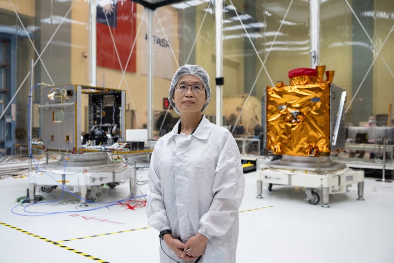 「福衛八號」計畫主持人劉小菁記取「福衛五號」失焦教訓,追求最佳影像絕不妥協。圖右為「福衛八號」第一顆「齊柏林衛星」,圖左為正在製作的第二顆衛星。(圖片提供/國家太空中心)