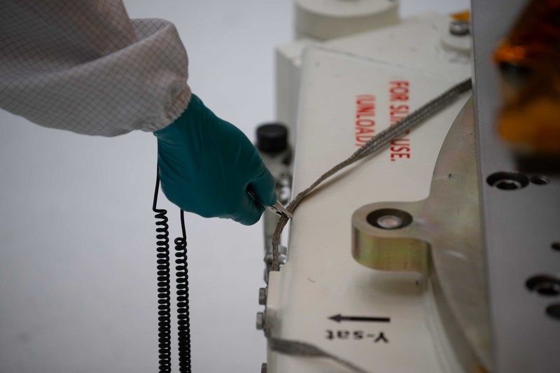 「福衛八號」整測廠房內,為了避免任何靜電對衛星健康造成影響,人員靠近衛星時都必須觸地避免任何風險產生。(圖片提供/國家太空中心)