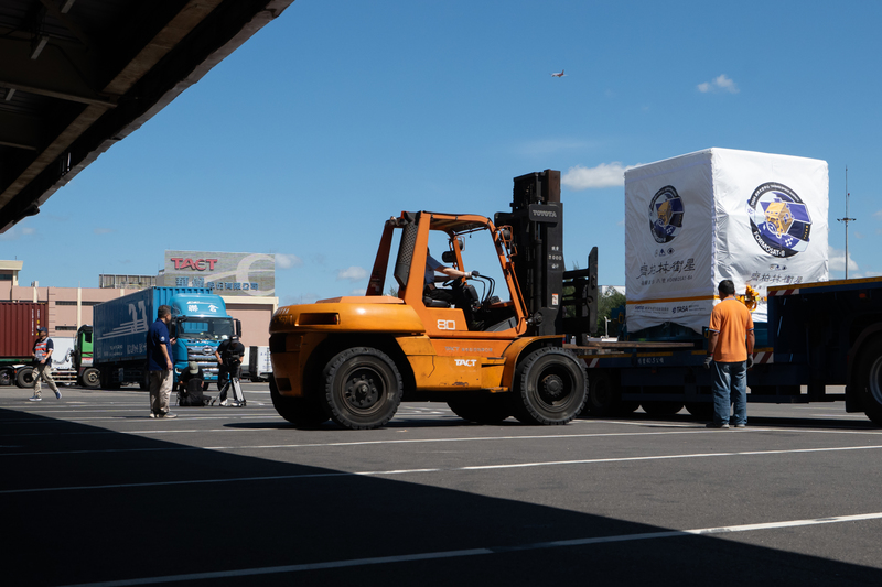 「福衛8號」首顆衛星啟運赴美,由華航負責運送。進入碼頭前,負責裝卸貨物的華儲公司進行搬運、檢查及貼標等例行確認。(攝影/謝佩穎)