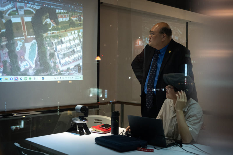 溫約瑟與長期研究中國軍事的淡江大學國際事務與戰略研究所副教授林穎佑(左)一起檢視公開衛星照片,能清楚看到中國福建省東山島上的軍事設施。(攝影/謝佩穎)(本照片拍攝時為鏡中影像,經水平翻轉以便閱讀)