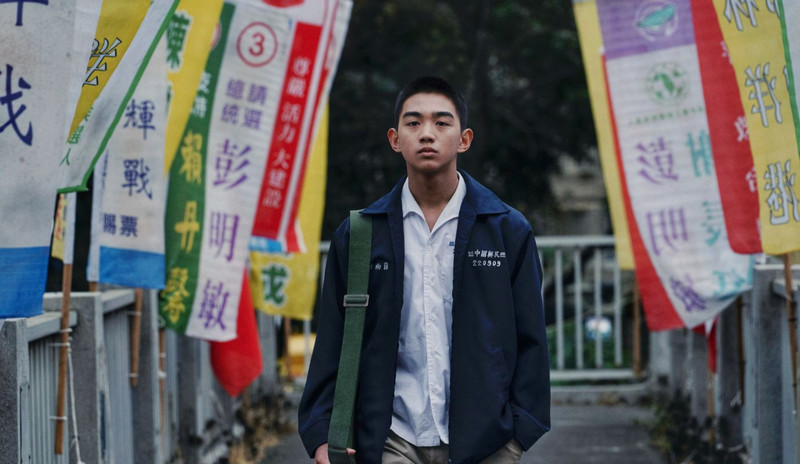 在《南方時光》片中的時空背景1996年，台灣第一次舉行總統直選，片中男主角陳玄力走過的天橋處處可見競選旗幟。該片並以細膩的時代氛圍入圍了第62屆金馬獎最佳美術設計和造型設計。（劇照提供／百景映畫）