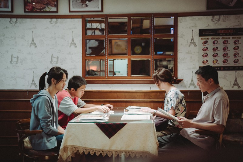 一頓牛排大餐,浮現的是家庭裡那些默默不說出口的愛。(劇照提供/牽猴子)