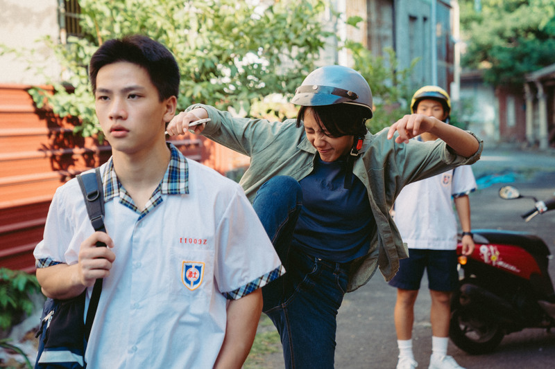 《我家的事》裡那一幕為弟弟出氣的姊姊,引起許多觀眾對照自身生命故事的共鳴。(劇照提供/牽猴子)