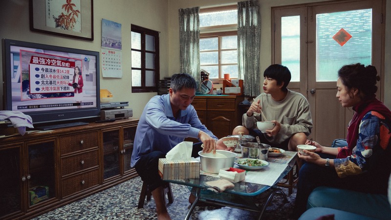 《我家的事》談的是潘客印自身的故事,他也把整個劇組拉回彰化社頭,拍出獨特的在地風情。圖中為升上高中後的夏仔,由曾敬樺飾演。(劇照提供/牽猴子)