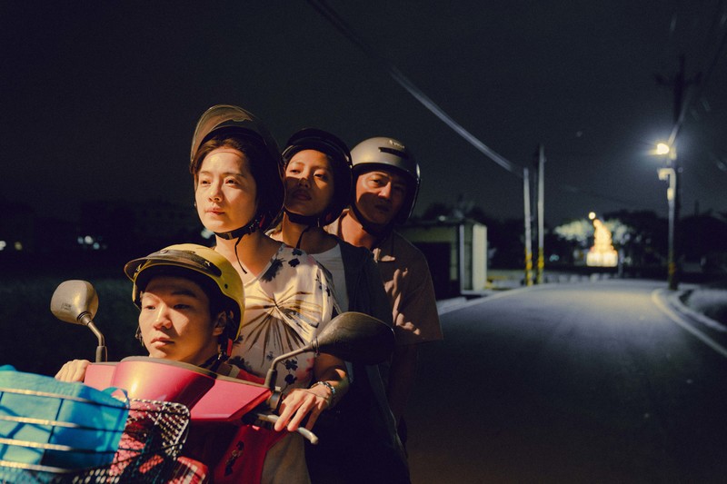 《我家的事》找來短片《姊姊》的原班人馬,由左至右為朱羿銘飾演兒時的弟弟夏仔、高伊玲飾演媽媽阿秋、黃珮琪飾演姊姊小春、藍葦華飾演爸爸阿冬。(劇照提供/牽猴子)