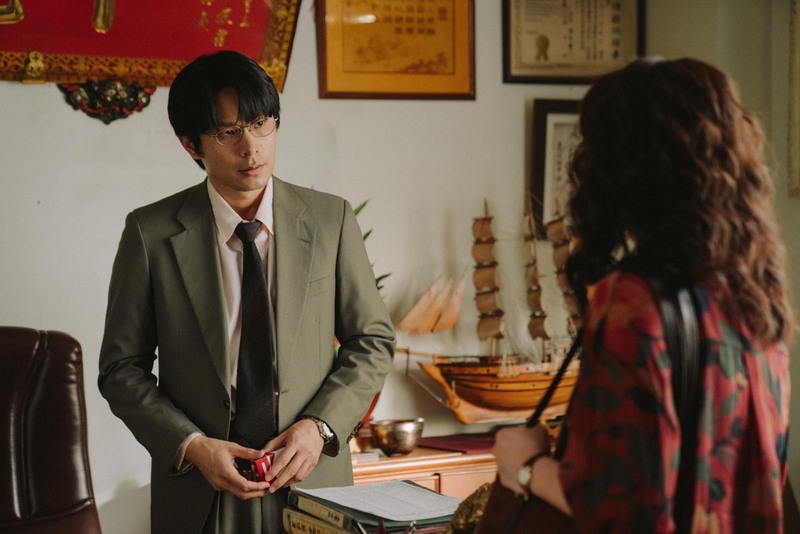 姚淳耀(左)飾演阿冬的軍中同梯阿淵,和小春之間的對手戲張力十足。(劇照提供/牽猴子)