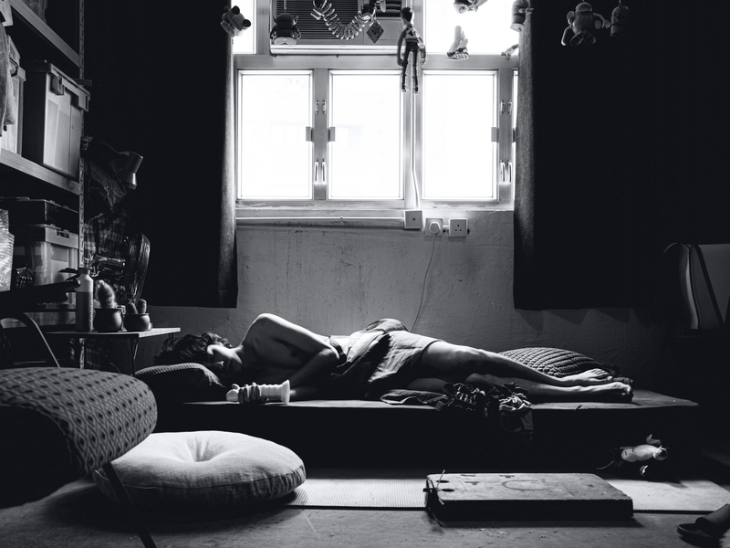 年僅24歲的香港演員張迪文首度擔綱長片主演,在片中有大量全裸露骨性愛畫面、特寫獨角戲,出色表現入圍金馬獎最佳新演員。(劇照提供/佳映娛樂)