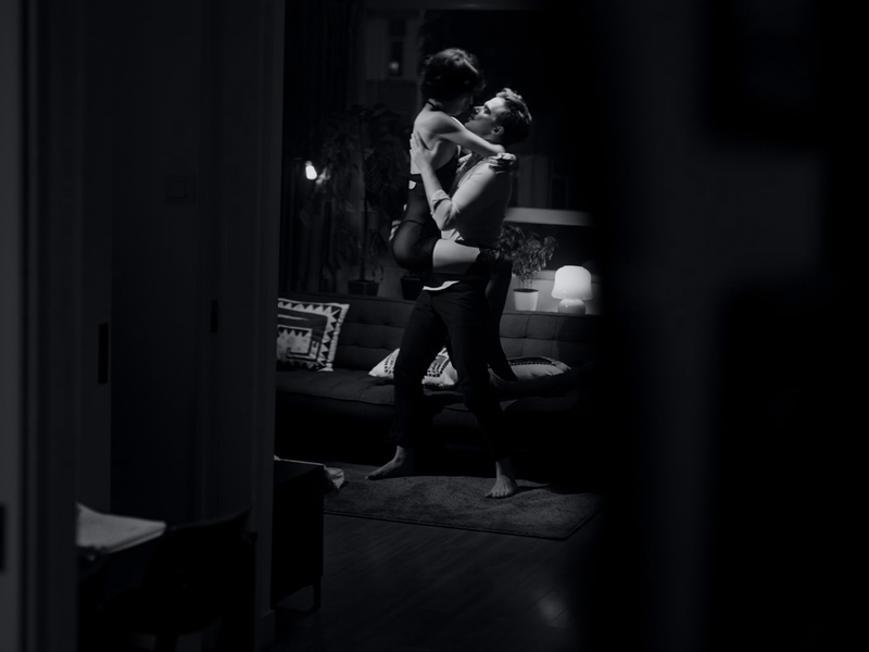 《眾生相》描繪香港男同志的網路約炮文化與開放式情感關係。4:3銀幕比例,創造「框內框」的構圖,彷彿隔著距離觀看一幀幀照片中的表演,但又保有親密感。(劇照提供/佳映娛樂)