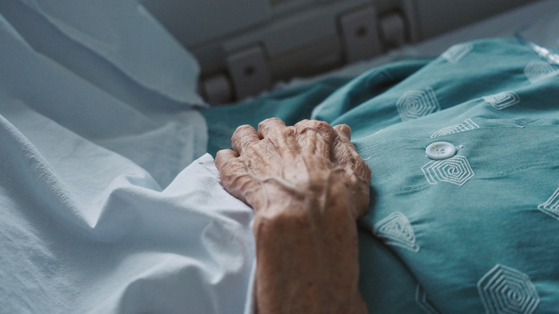 接納健康受損的狀態，明白疾病不可能治癒，是安寧病房醫師、家屬、患者必須達成的第一個共識。（劇照提供／EBS）