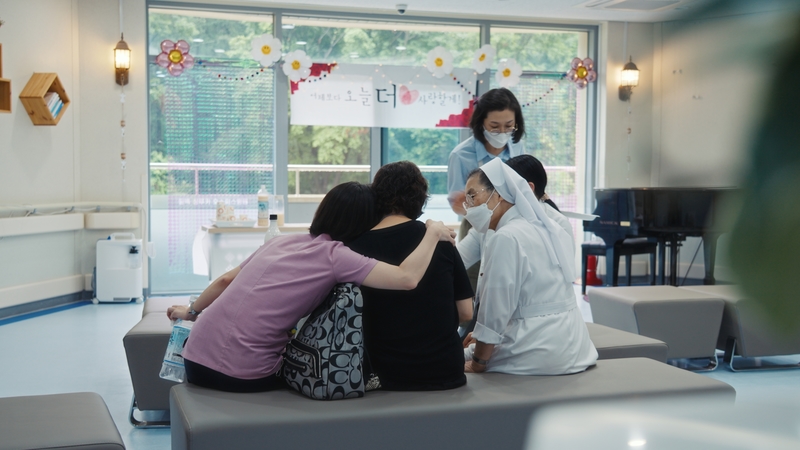 《完美的一天》記下安寧療護醫院組成跨領域團隊，與患者互相扶持、彼此照護的時刻。（劇照提供／EBS）