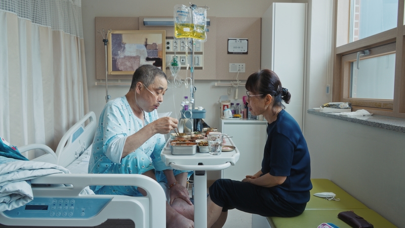 擔任志工時，蔡螺多發現合胃口的餐食往往讓安寧病房裡的患者露出笑容，也讓他們願意開口提起人生故事。（劇照提供／EBS）