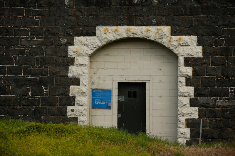 新聞可以用AI讓逝者「發聲」嗎?《紐西蘭國家廣播電台》近期推出的Podcast節目,深入調查40年前監獄裡的一起羅生門命案,並以AI為直到過世前始終否認罪行的被告發聲,引發討論。圖為位於紐西蘭奧克蘭的伊甸山監獄(Mt Eden Prison)入口。(攝影/Phil Walter/Getty Images)