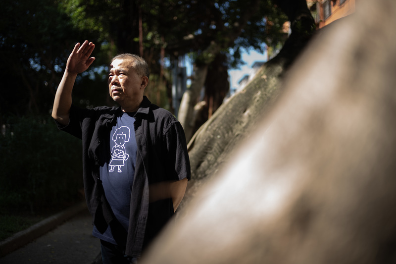 陳玉勳在《大濛》中首度碰觸威權統治的歷史題材，以人性角度切入小人物的命運糾葛。他身上T恤的圖案是自己所畫的片中女孩阿月。（攝影／楊子磊）