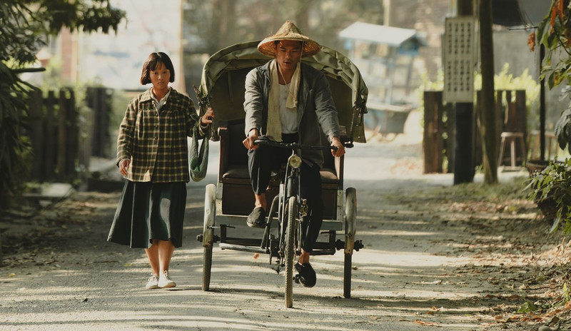 方郁婷（左）在《大濛》中飾演從嘉義到台北為哥哥收屍的女孩阿月，和柯煒林（右）飾演的車伕趙公道在紛亂世道中萍水相逢。（劇照提供／華文創）