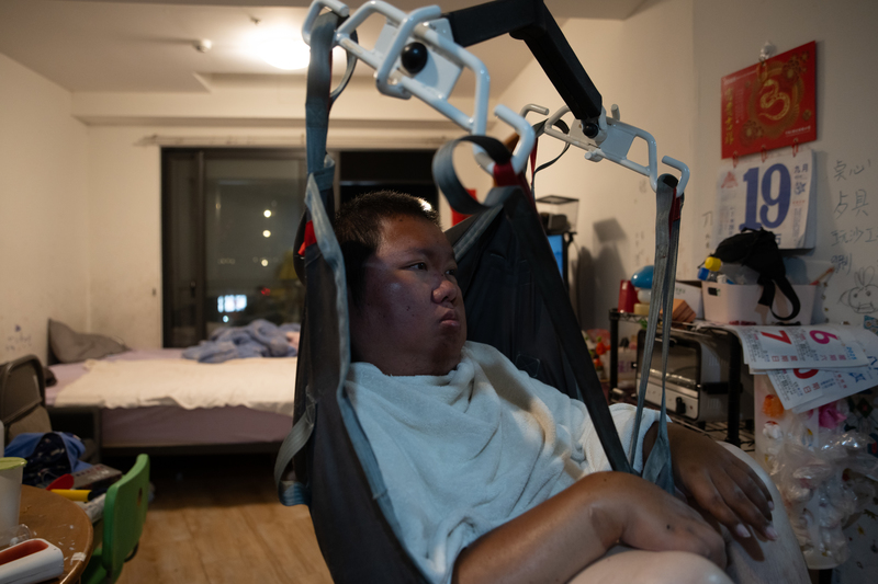 罕病重障者劉于濟由高一就由外籍看護協助生活,今年改用長照2.0,但政府提供的長照服務卻無法撐起他的需求。他只好放棄,由外看重新接手。(攝影/謝佩穎)